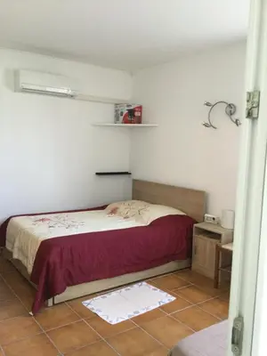Un ou plusieurs lits dans un hébergement de l'établissement Maison au calme avec terrain et vue sur la mer