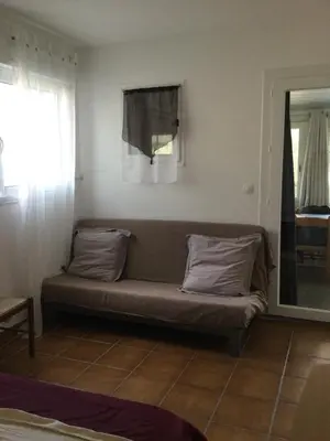 Coin salon dans l'établissement Maison au calme avec terrain et vue sur la mer