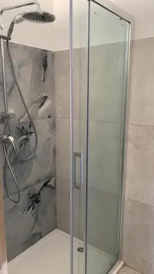 Salle de bains dans l'établissement Maison neuve avec piscine