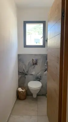 Salle de bains dans l'établissement Maison neuve avec piscine