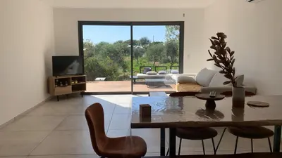 Télévision ou salle de divertissement dans l'établissement Maison neuve avec piscine