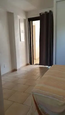 Un ou plusieurs lits dans un hébergement de l'établissement Une chambre dans la résidence proche de plage, commerces et centre ville