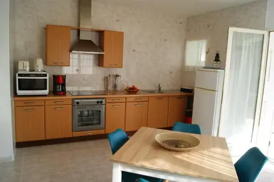 Cuisine ou kitchenette dans l'établissement Vue sur mer - Appartement Les Pins