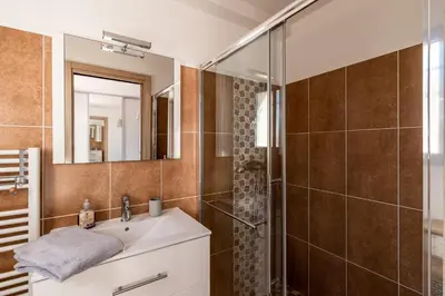 Salle de bains dans l'établissement Villa Acula