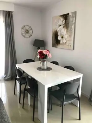 Coin salon dans l'établissement maison cosy climatisée avec piscine et jardin