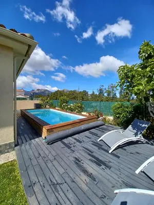 Piscine de l'établissement maison cosy climatisée avec piscine et jardin ou située à proximité