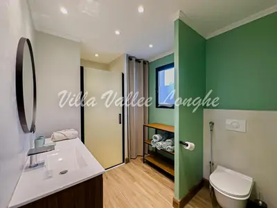 Salle de bains dans l'établissement Villa Talasani