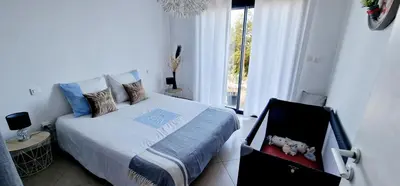 Un ou plusieurs lits dans un hébergement de l'établissement Villa Bistinetti Rez de villa tout confort avec piscine