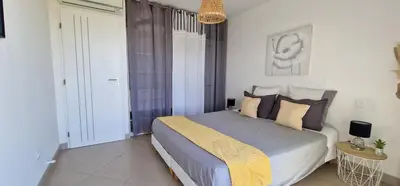 Un ou plusieurs lits dans un hébergement de l'établissement Villa Bistinetti Rez de villa tout confort avec piscine