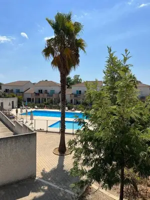 Piscine de l'établissement Superbe appartement en résidence avec piscine proche plage ou située à proximité
