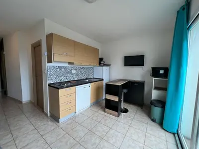Cuisine ou kitchenette dans l'établissement Superbe appartement en résidence avec piscine proche plage