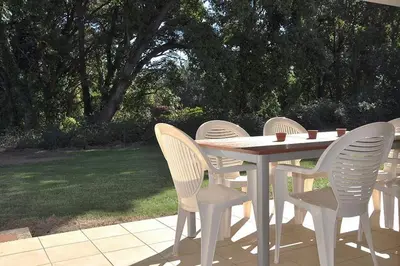 Jardin de l'établissement Appartement charmant en Corse avec terrasse au calme