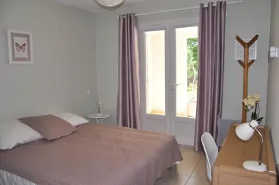 Un ou plusieurs lits dans un hébergement de l'établissement Appartement charmant en Corse avec terrasse au calme