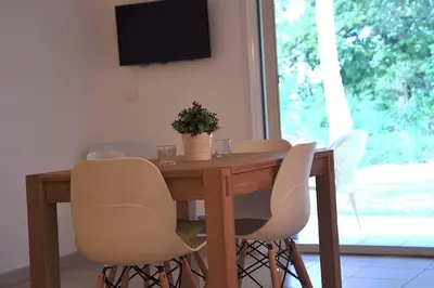 Télévision ou salle de divertissement dans l'établissement Appartement charmant en Corse avec terrasse au calme