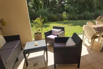 Coin salon dans l'établissement Appartement charmant en Corse avec terrasse au calme