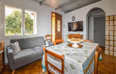 Coin salon dans l'établissement 2 Bedroom Cozy Home In San Nicolao