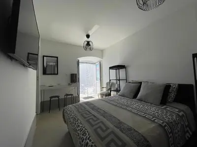 Un ou plusieurs lits dans un hébergement de l'établissement Appartement dans maison de village vue mer
