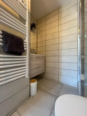 Salle de bains dans l'établissement Appartement dans maison de village vue mer