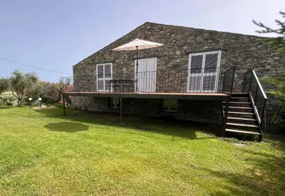 Jardin de l'établissement Maison enchanteresse à Santo-Pietro-di-Tenda avec jacuzzi