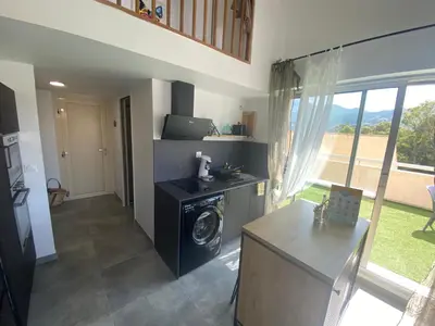 Cuisine ou kitchenette dans l'établissement DUPLEX CALVI DIRECT PLAGE