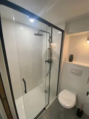 Salle de bains dans l'établissement DUPLEX CALVI DIRECT PLAGE