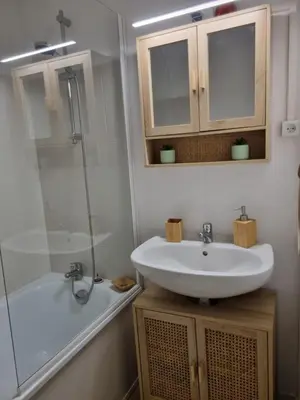 Salle de bains dans l'établissement T2 Calvi entierement équipé à 150m de la plage.