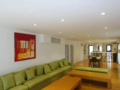 Coin salon dans l'établissement Holiday Home Villa en bois by Interhome