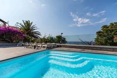 Piscine de l'établissement Hotel Villa R ou située à proximité
