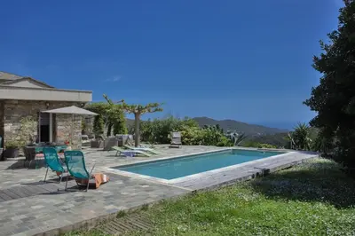 Piscine de l'établissement Villa Merusellu ou située à proximité