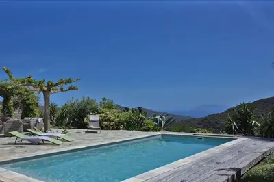 Piscine de l'établissement Villa Merusellu ou située à proximité