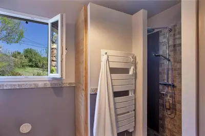 Salle de bains dans l'établissement Villa Merusellu