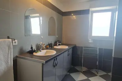 Salle de bains dans l'établissement Magnifique villa avec piscine en bord de Mer