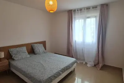 Un ou plusieurs lits dans un hébergement de l'établissement Magnifique villa avec piscine en bord de Mer