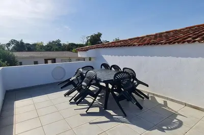 Balcon ou terrasse dans l'établissement Magnifique villa avec piscine en bord de Mer