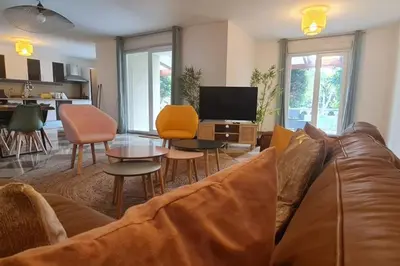 Coin salon dans l'établissement Magnifique villa avec piscine en bord de Mer