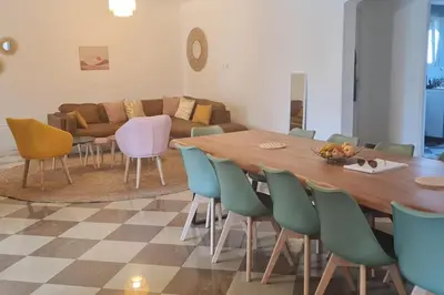 Coin salon dans l'établissement Magnifique villa avec piscine en bord de Mer