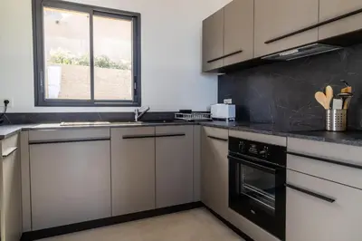 Cuisine ou kitchenette dans l'établissement Villa HUGO, Neuve, 8 pers, pisc chauffée,