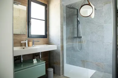 Salle de bains dans l'établissement Casa lunga, 8 pax, clim, vue mer, piscine