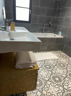 Salle de bains dans l'établissement Villa bellevue, neuve, 6 pax, pisc. chauffée