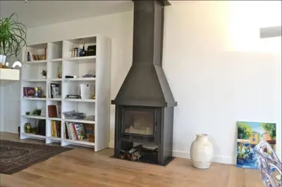 Bibliothèque dans la villa