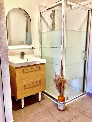 Salle de bains dans l'établissement Tranquillité et commodités à portée de main