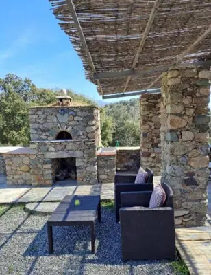 Coin salon dans l'établissement Maison en pierre corse avec vue entre mer et montagne