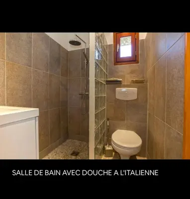 Salle de bains dans l'établissement Maison en pierre corse avec vue entre mer et montagne