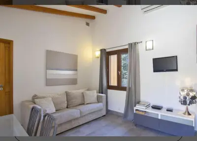 Coin salon dans l'établissement Maison en pierre corse avec vue entre mer et montagne