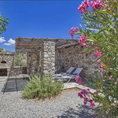 Maison en pierre corse avec vue entre mer et montagne