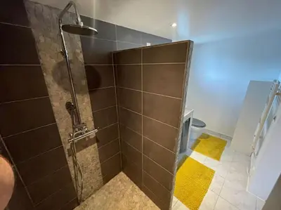 Salle de bains dans l'établissement Charmant logement