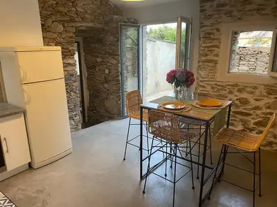 Cuisine ou kitchenette dans l'établissement Charmant logement
