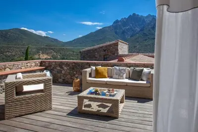 Vue générale sur la montagne ou vue sur la montagne depuis la villa