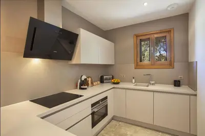 Cuisine ou kitchenette dans l'établissement Maison en pierre Corse avec vue proche des Gorges de l'Asco entre mer montagne et piscine