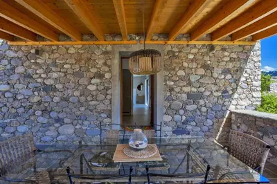Balcon ou terrasse dans l'établissement Maison en pierre Corse avec vue proche des Gorges de l'Asco entre mer montagne et piscine